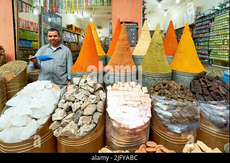 Marokko Marrakesch. Verkauf von Gewürzen im Souk Stockfoto