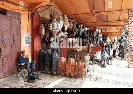 Marokko Marrakesch. Geschäft mit Messingkronleuchtern in der Medina Stockfoto