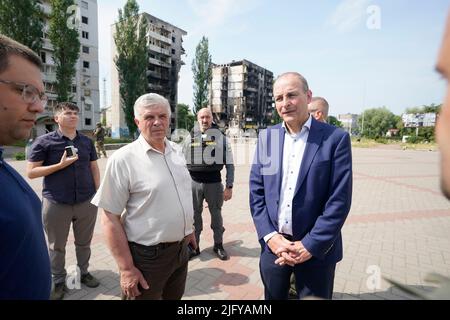 Taoiseach Michael Martin mit lokalen Beamten und Mitgliedern der irischen Notfallorganisation, die den Schaden im Gebiet Borodyanka in Kiew, Ukraine, betrachten, während der Premierminister die Region besucht, um die irische Solidarität mit den ukrainischen Behörden angesichts der russischen Invasion zu bekräftigen. Bilddatum: Mittwoch, 6. Juli 2022. Stockfoto