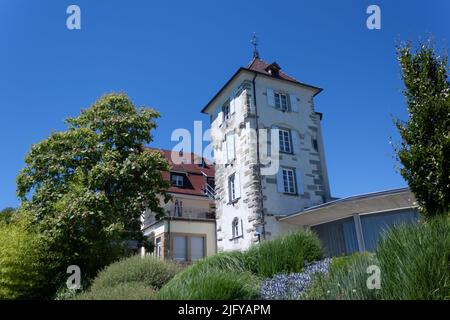 ÜBERLINGEN, BODENSEEKREIS, BADEN-WÜRTTEMBERG, DEUTSCHLAND - 2. JULI 2022: Architekturlösungen auf den Straßen von Überlingen Stockfoto