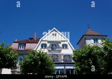 ÜBERLINGEN, BODENSEEKREIS, BADEN-WÜRTTEMBERG, DEUTSCHLAND - 2. JULI 2022: Architekturlösungen auf den Straßen von Überlingen Stockfoto