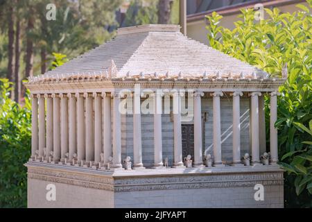 30. Mai 2022, Antalya, Türkei: Das Modell des antiken Weltwunders - das Mausoleum von Halikarnassus im Miniatur-Dokuma-Park Stockfoto