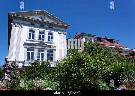 ÜBERLINGEN, BODENSEEKREIS, BADEN-WÜRTTEMBERG, DEUTSCHLAND - 2. JULI 2022: Architekturlösungen auf den Straßen von Überlingen Stockfoto