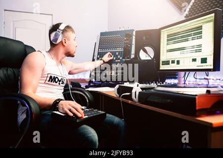 DJ passt die Ausrüstung im Tonstudio an Stockfoto