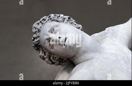 Detail der Marmorstatue des Ratto delle Sabine in der Loggia dei Lanzi, Florenz, Italien Stockfoto