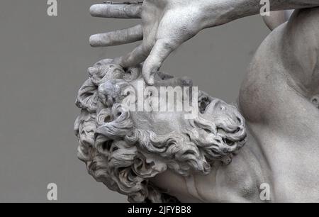 Detail der Marmorstatue des Ratto delle Sabine in der Loggia dei Lanzi, Florenz, Italien Stockfoto