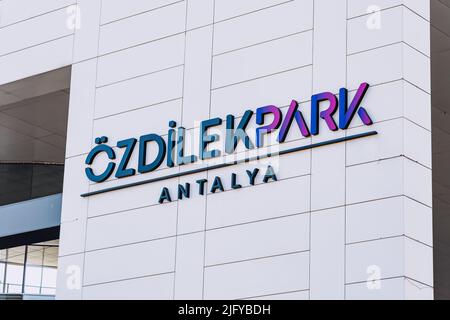 30. Mai 2022, Antalya, Türkei: Einkaufszentrum Ozdilek Park in Antalya. Beliebter Marktplatz und Handel Stockfoto