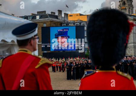 London, Großbritannien. 5.. Juli 2022. Das Military Musical Spectacular der britischen Armee 2022, aufgeführt von den massierten Bands der Household Division auf der Horse Guards Parade, um die Königin und den Commonwealth in ihrem Platin-Jubiläumsjahr zu feiern. Der Generalstabschef, General Sir Patrick Sanders, grüßt als Chef der Armee. Kredit: Guy Bell/Alamy Live Nachrichten Stockfoto