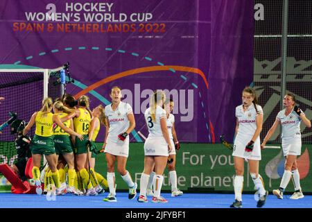 Terrassa, Spanien, 05. Juli 2022, Australiens Spieler feiern nach einem Tor während eines Eishockey-Spiels zwischen belgischen Roten Panthern und Australien, Dienstag, 05. Juli 2022 in Terrassa, Spanien, Spiel 2/3 in Pool D der Gruppenphase der Frauen-FIH-Weltmeisterschaft 2022. BELGA FOTO JOMA GARCIA Stockfoto