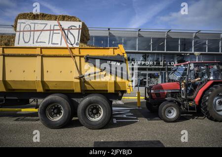 EELDE, Niederlande, 2022-07-06 09:09:29 EELDE - die Bauern blockieren die Ankunfts- und Abflughalle des Groninger Flughafens Eelde. Mit den Landwirten wurde vereinbart, dass sie die Start- und Landebahnen frei halten, damit unter anderem Organflüge fortgesetzt werden können. Die Bauern protestieren gegen die Stickstoffpolitik der Regierung. ANP KEES VAN DE VEEN niederlande Out - belgien Out Stockfoto