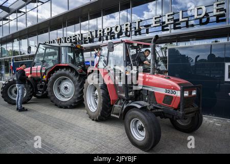 EELDE, Niederlande, 2022-07-06 09:10:33 EELDE - die Bauern blockieren die Ankunfts- und Abflughalle des Groninger Flughafens Eelde. Mit den Landwirten wurde vereinbart, dass sie die Start- und Landebahnen frei halten, damit unter anderem Organflüge fortgesetzt werden können. Die Bauern protestieren gegen die Stickstoffpolitik der Regierung. ANP KEES VAN DE VEEN niederlande Out - belgien Out Stockfoto