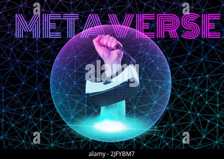 Collage aus Mataverse. Die Hand eines Mannes, der in eine digitale Sphäre gehüllt ist, hält ein Virtual-Reality-Headset. Schwarzer Hintergrund mit abstraktem Neon-Gitter. Das Konzept von Th Stockfoto