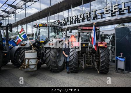 EELDE, Niederlande, 2022-07-06 09:11:46 EELDE - die Bauern blockieren die Ankunfts- und Abflughalle des Groninger Flughafens Eelde. Mit den Landwirten wurde vereinbart, dass sie die Start- und Landebahnen frei halten, damit unter anderem Organflüge fortgesetzt werden können. Die Bauern protestieren gegen die Stickstoffpolitik der Regierung. ANP KEES VAN DE VEEN niederlande Out - belgien Out Stockfoto