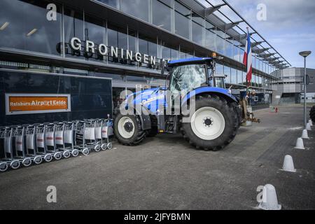 EELDE, Niederlande, 2022-07-06 09:17:26 EELDE - die Bauern blockieren die Ankunfts- und Abflughalle des Groninger Flughafens Eelde. Mit den Landwirten wurde vereinbart, dass sie die Start- und Landebahnen frei halten, damit unter anderem Organflüge fortgesetzt werden können. Die Bauern protestieren gegen die Stickstoffpolitik der Regierung. ANP KEES VAN DE VEEN niederlande Out - belgien Out Stockfoto