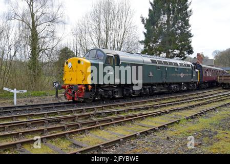 Ex British Rail Class 40 Diesel Lok 40106 schleppt einen Personenzug an der Highey Station, Severn Valley Railway, Shropshire. April 2022 Stockfoto