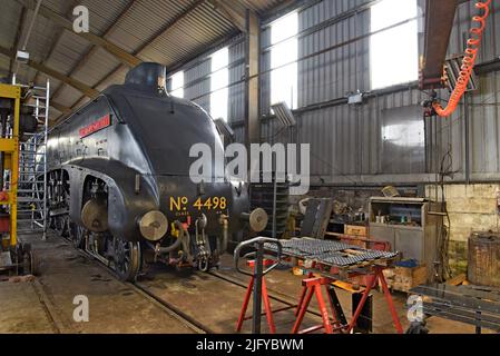 Ex LNER A4 Pacific Dampflok 4498 Sir Nigel Gresley im Lok-Werk von Bridgnorth Depot, Severn Valley Railway, April 2022 Stockfoto