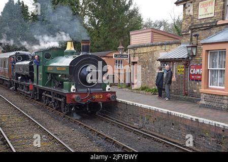 Ex Great Western Steam Locos 7714 & 813 fährt im April 2022 einen Personenzug in der Hampton Loade Station, Severn Valley Railway, Shropshire Stockfoto