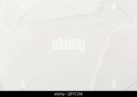 Weiße kosmetische Creme isoliert auf weißem Hintergrund. Lippenstift-Abstrich. Stockfoto