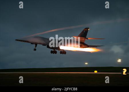 Guam. 20.. Juni 2022. Ein B-1B Lancer, der 34. Expeditionary Bomb Squadron zugewiesen wurde, hebt vom Andersen Air Force Base, Guam, ab, um sich der Royal Australian Air Force für eine Bomber Task Force Mission, 20. Juni 2022, anzuschließen. Missionen der Bomber Task Force bieten die Möglichkeit, gemeinsam mit unseren Verbündeten und Partnern zu trainieren, um Interoperabilität aufzubauen und unsere kollektive Fähigkeit zu stärken, einen freien und offenen Indo-Pazifik-Raum zu unterstützen. Quelle: U.S. Air Force/ZUMA Press Wire Service/ZUMAPRESS.com/Alamy Live News Stockfoto