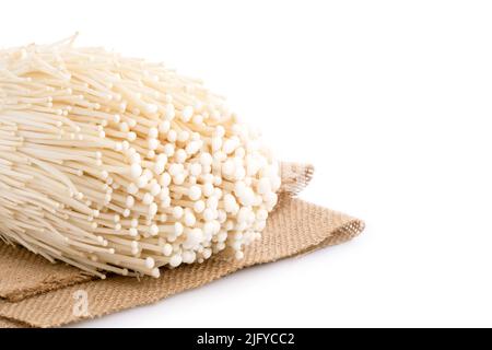 Weißer frischer goldener Nadelpilz oder Enoki-Pilz isoliert auf weißem Hintergrund Stockfoto