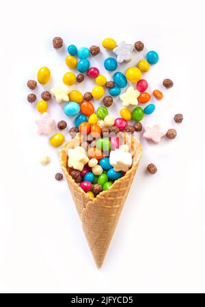 Eis Waffel Kegel mit verschiedenen Süßigkeiten isoliert auf weißem Hintergrund. Stockfoto