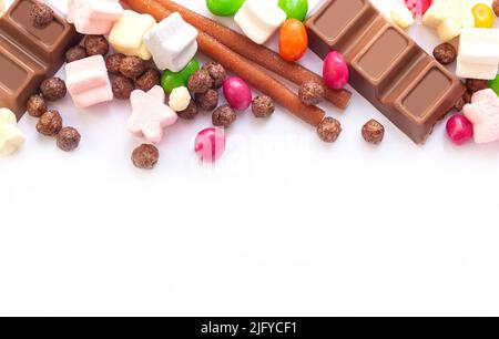 Bunte gemischte Fruchtbonbon und Schokolade Bonbon isoliert auf weißem Hintergrund. Draufsicht Stockfoto