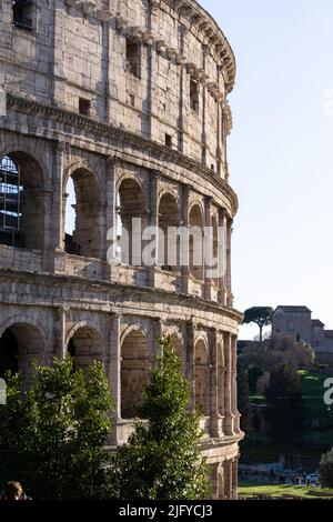 Rom, Italien, März 2022. Kolosseum das antike und berühmte flavische Amphitheater, eine der schönsten Touristenattraktionen der Stadt Stockfoto