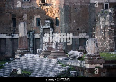 Rom, Italien, März 2022. Überreste des Augustus-Forums mit dem Mars-Ultor-Tempel. Stockfoto