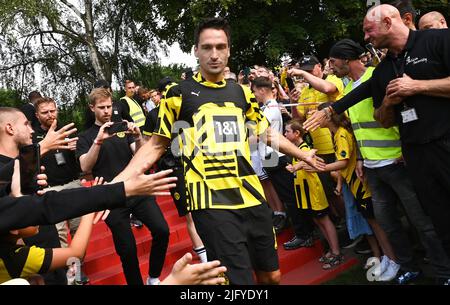 Testspiel für die Saison 2022/2023, Kampfbahn Schwansbell Lünen; Lüner SV - Bor. Dortmund; Mats Hummels mit Fans Stockfoto