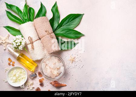Spa-Komposition mit Naturkosmetik und Spa-Accessoires auf hellrosa Hintergrund. Stockfoto