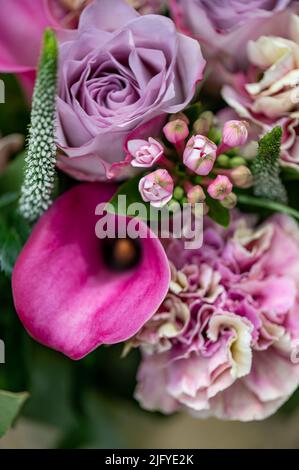 Bouquet von Rosen und cala Lilien Stockfoto