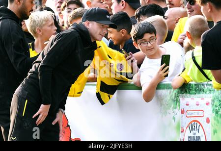 Testspiel für die Saison 2022/2023, Kampfbahn Schwansbell Lünen; Lüner SV - Bor. Dortmund; Marco Reus mit Fan. Stockfoto