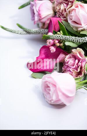 Bouquet von Rosen und cala Lilien Stockfoto