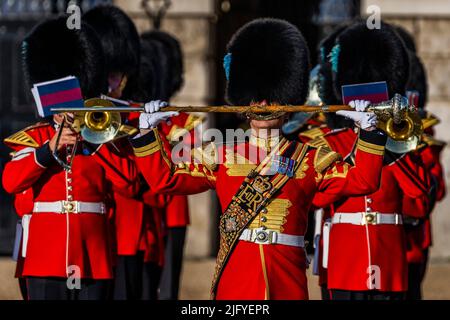 London, Großbritannien. 05.. Juli 2022. Das Military Musical Spectacular der britischen Armee 2022, aufgeführt von den massierten Bands der Household Division auf der Horse Guards Parade, um die Königin und den Commonwealth in ihrem Platin-Jubiläumsjahr zu feiern. Der Generalstabschef, General Sir Patrick Sanders, grüßt als Chef der Armee. Kredit: Guy Bell/Alamy Live Nachrichten Stockfoto