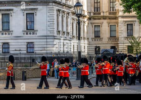 London, Großbritannien. 05.. Juli 2022. Die massierten Bands marschieren an der Downing Street 10 vorbei, im Gegensatz zu den Unruhen im Inneren - das Military Musical Spectacular der britischen Armee 2022, das von den massierten Bands der Household Division auf der Horse Guards Parade zur Feier der Queen und des Commonwealth in ihrem Platin-Jubiläumsjahr aufgeführt wird. Der Generalstabschef, General Sir Patrick Sanders, grüßt als Chef der Armee. Kredit: Guy Bell/Alamy Live Nachrichten Stockfoto