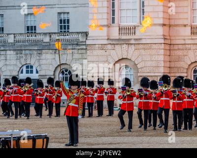 London, Großbritannien. 05.. Juli 2022. Das Military Musical Spectacular der britischen Armee 2022, aufgeführt von den massierten Bands der Household Division auf der Horse Guards Parade, um die Königin und den Commonwealth in ihrem Platin-Jubiläumsjahr zu feiern. Der Generalstabschef, General Sir Patrick Sanders, grüßt als Chef der Armee. Kredit: Guy Bell/Alamy Live Nachrichten Stockfoto