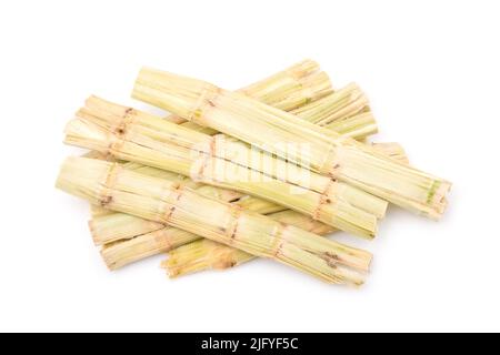 Stapel von Zuckerrohrbagasse isoliert auf weißem Hintergrund Stockfoto