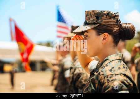 Marine Corps Base Hawaii, Hawaii, USA. 25.. Juni 2022. U.S. Marine Corps CPL. Makayla Longbrake, ein taktischer Luftverteidigungskontrolleur mit Luftkontrollbatterie, 3D Littoral Anti-Air Bataillon, 3D Marine Littoral Regiment, stellt während der Aktivierungszeremonie der Luftkontrollbatterie auf der Marine Corps Base Hawaii, 24. Juni 2022, Waffen vor. Die Air Control Battery ist die zweite von vier Batterien, die unter dem littoral Anti-Air Bataillon 3D aktiviert werden. Quelle: U.S. Marines/ZUMA Press Wire Service/ZUMAPRESS.com/Alamy Live News Stockfoto