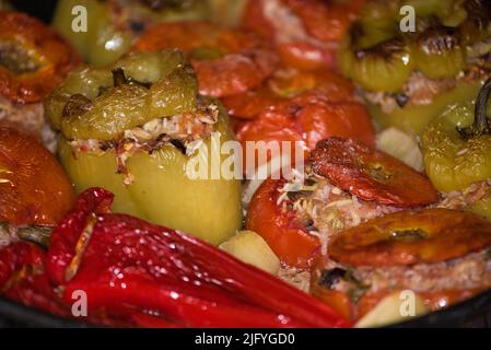 Griechenland griechische Speisen und Getränke ein Gericht gefüllte Tomaten und Paprika oder gemista Stockfoto