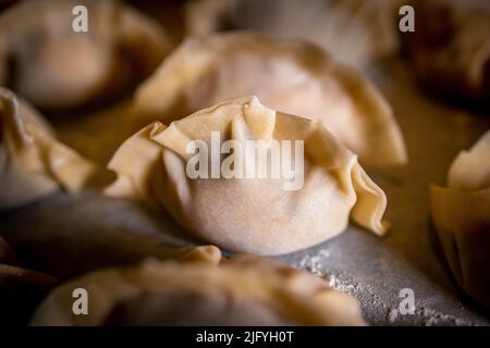 Herstellung traditioneller chinesischer Knödel während der Silvesternacht Stockfoto