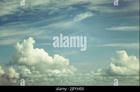 Suggestive Vintage-Farbansicht des offenen Himmels Stockfoto