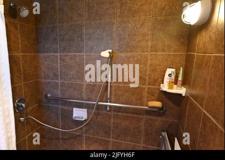 Lakewood, Washington, USA-Juni 25. 2022: Eine behinderte Person duscht in einem Hotel in Amerika. Stockfoto