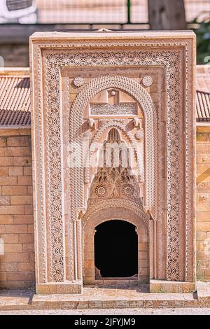 30. Mai 2022, Antalya, Türkei: Alaadin-Moschee von Nigde mit prächtiger historischer türkischer Architektur in Form eines verkleinertem Modells in der Dokuma Stockfoto