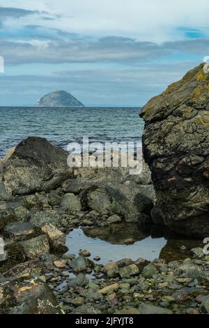 Ailsa Craig von einem Ayrshire Strand Stockfoto