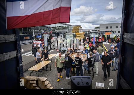 EELDE, Niederlande, 2022-07-06 10:01:51 EELDE - die Bauern blockieren die Ankunfts- und Abflughalle des Groninger Flughafens Eelde. Mit den Landwirten wurde vereinbart, dass sie die Start- und Landebahnen frei halten, damit unter anderem Organflüge fortgesetzt werden können. Die Bauern protestieren gegen die Stickstoffpolitik der Regierung. ANP KEES VAN DE VEEN niederlande Out - belgien Out Stockfoto