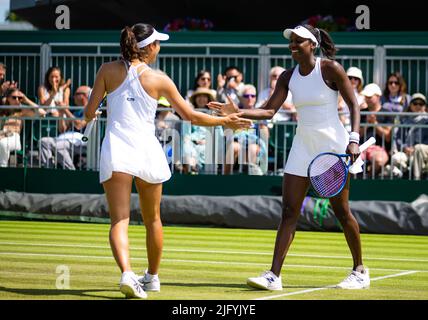 Ena Shibahara aus Japan und Asien Muhammad aus den Vereinigten Staaten in Aktion während der dritten Doppelrunde bei den Wimbledon Championships 2022, Grand Slam Tennisturnier am 4. Juli 2022 im All England Lawn Tennis Club in Wimbledon bei London, England - Foto: Rob Prange/DPPI/LiveMedia Stockfoto