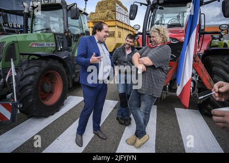 EELDE, Niederlande, 2022-07-06 10:15:13 EELDE - die Bauern blockieren die Ankunfts- und Abflughalle des Groninger Flughafens Eelde. Mit den Landwirten wurde vereinbart, dass sie die Start- und Landebahnen frei halten, damit unter anderem Organflüge fortgesetzt werden können. Die Bauern protestieren gegen die Stickstoffpolitik der Regierung. Bürgermeister Marcel Thijsen im Gespräch mit den Bauern ANP KEES VAN DE VEEN niederlande Out - belgien Out Stockfoto