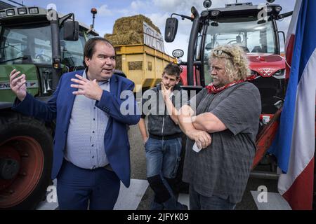 EELDE, Niederlande, 2022-07-06 10:14:58 EELDE - die Bauern blockieren die Ankunfts- und Abflughalle des Groninger Flughafens Eelde. Mit den Landwirten wurde vereinbart, dass sie die Start- und Landebahnen frei halten, damit unter anderem Organflüge fortgesetzt werden können. Die Bauern protestieren gegen die Stickstoffpolitik der Regierung. Bürgermeister Marcel Thijsen im Gespräch mit den Bauern ANP KEES VAN DE VEEN niederlande Out - belgien Out Stockfoto