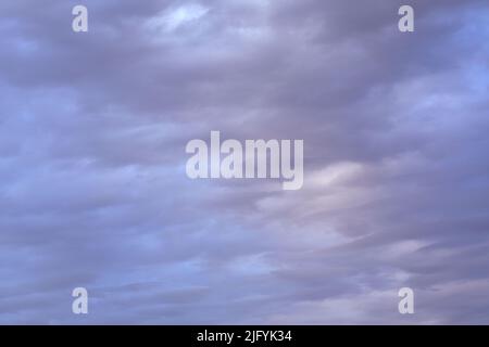 Blauer Himmel Hintergrund mit grauen Wolken. Blau wolkigen Himmel Textur. Stockfoto
