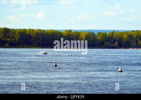 Ausflugsboot auf der Wolga Stockfoto